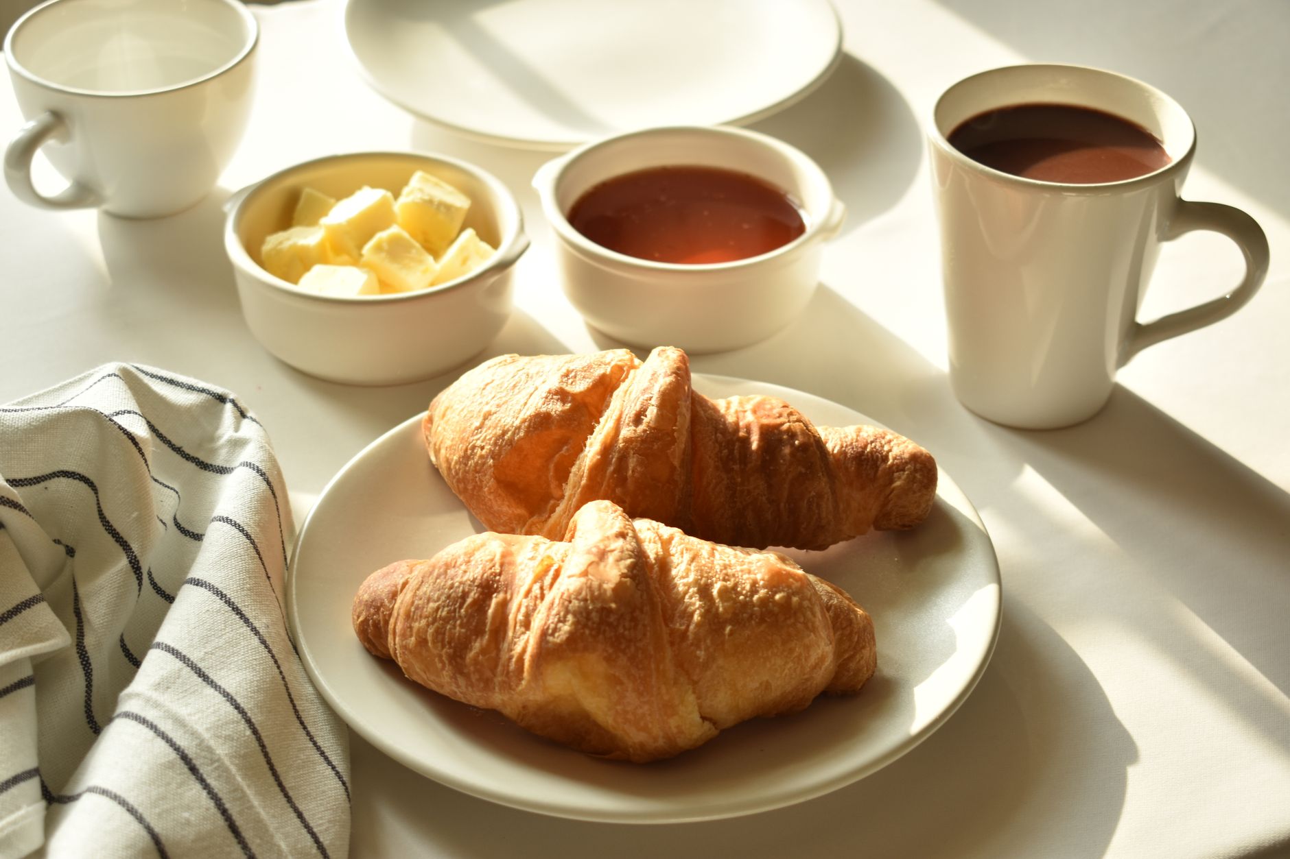 Frühstückstisch mit Kaffee und Gebäck