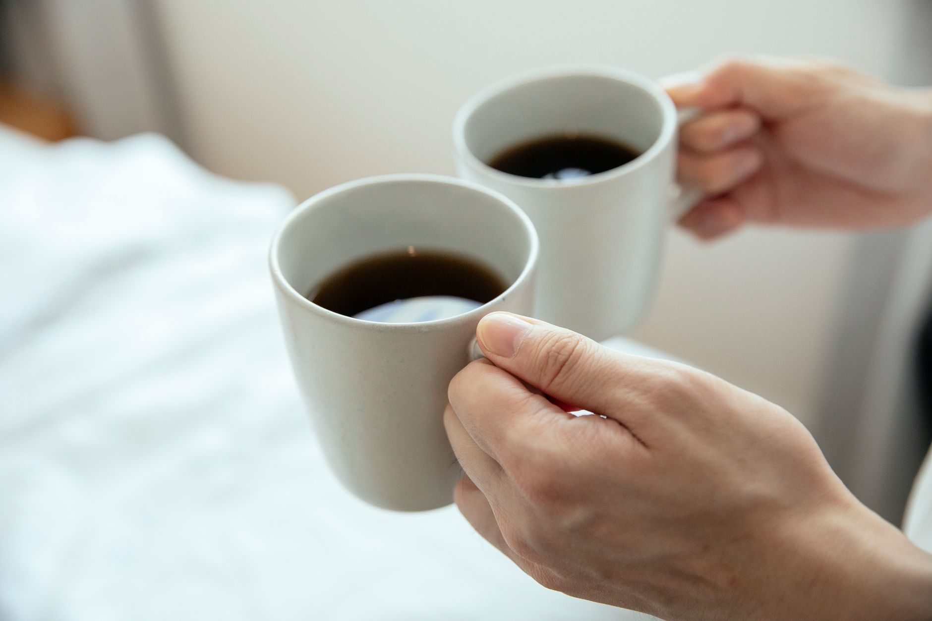 Hände halten eine Tasse Kaffee