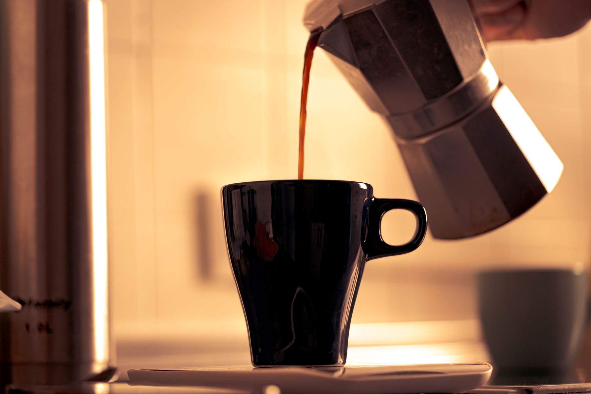 Kaffee läuft in eine Tasse
