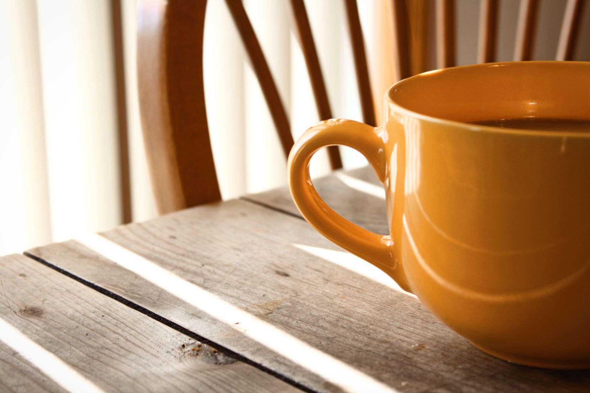 Tasse Kaffee auf Holztisch
