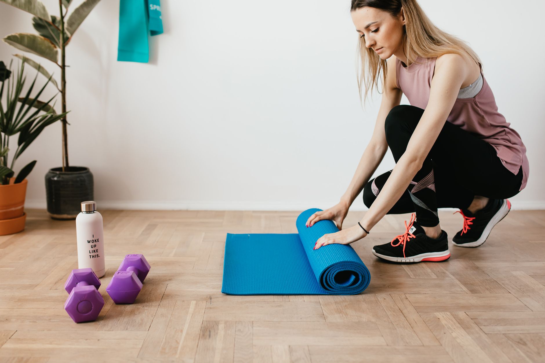 Helles Wohnzimmer, Yogamatte wird ausgerollt