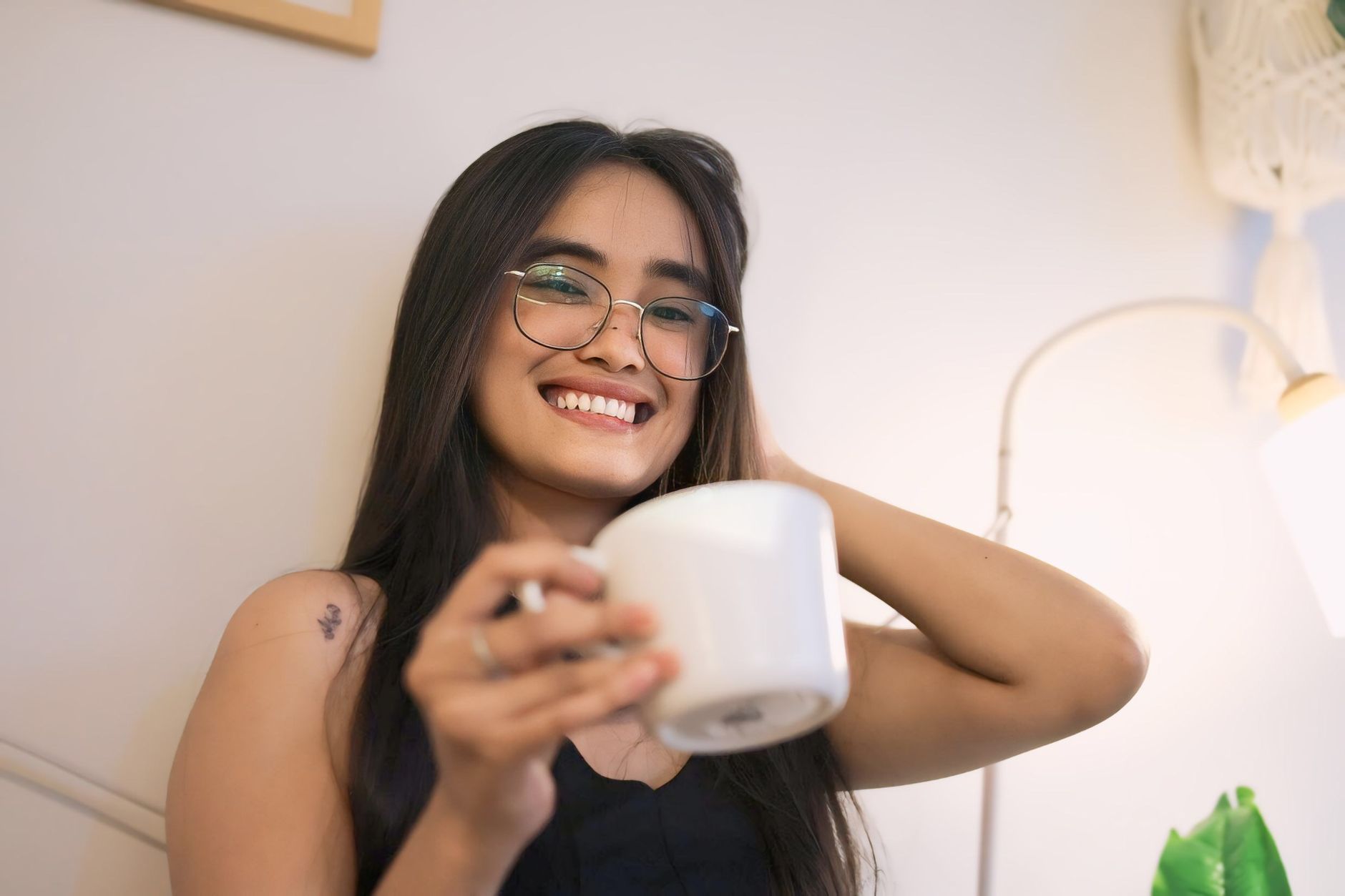 Frau mit einer Tasse Kaffee