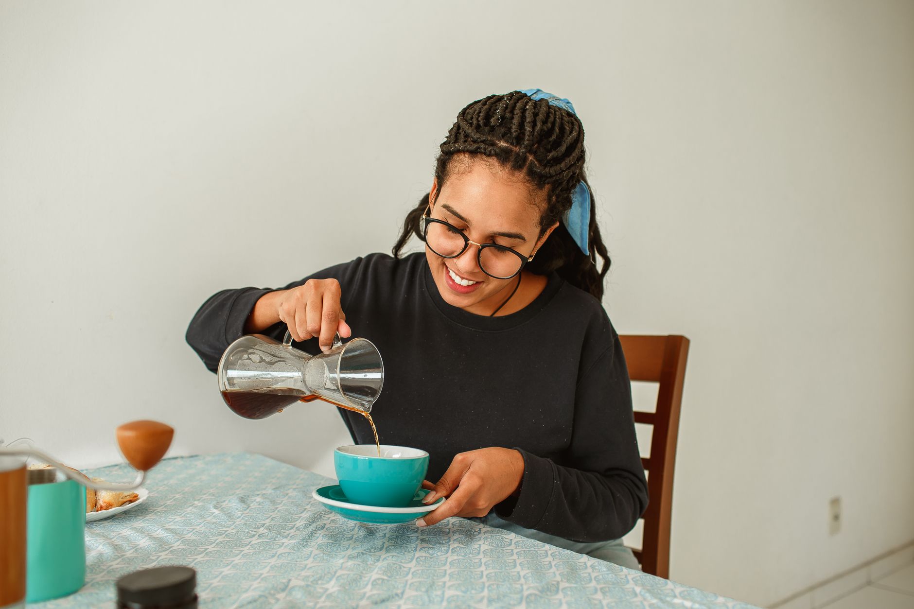 Kaffee wird in eine Tasse gegossen